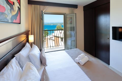 Junior Suite, Sea View | Minibar, in-room safe, desk, blackout drapes