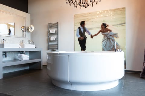 Honeymoon Suite | Bathroom | Separate tub and shower, free toiletries, hair dryer, towels