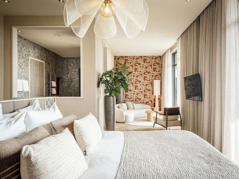 Suite, Sauna | Hypo-allergenic bedding, in-room safe, desk, blackout drapes