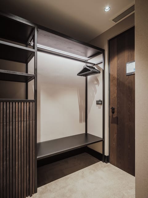 Deluxe Room, 1 King Bed, Bathtub | Hypo-allergenic bedding, in-room safe, desk, blackout drapes