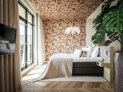 Suite, Sauna | Hypo-allergenic bedding, in-room safe, desk, blackout drapes