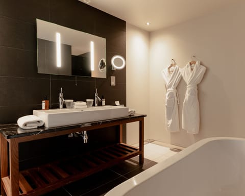 Fabulous Suite | Bathroom | Shower, free toiletries, towels