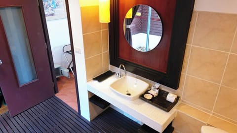 Deluxe Villa | Bathroom | Free toiletries, hair dryer, bathrobes, slippers