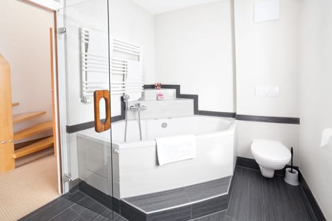 Luxury Studio Suite, City View | Deep soaking bathtub