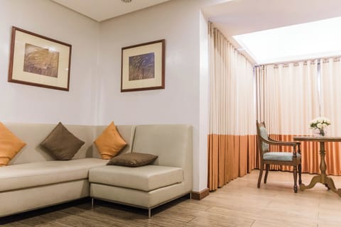 Executive Room, 1 Queen Bed | In-room safe, individually furnished, desk, laptop workspace