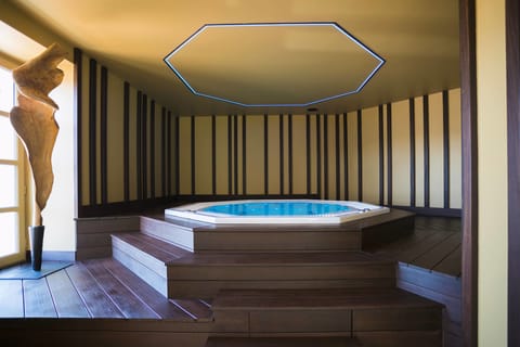 Indoor spa tub