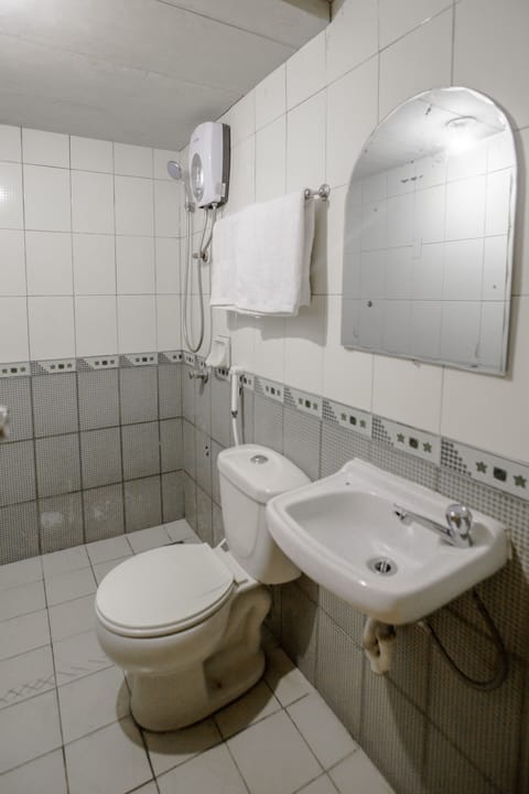 Family Studio Suite | Bathroom | Shower, rainfall showerhead, free toiletries, bidet