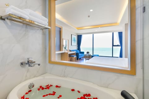 Riva Double Room | Bathroom | Combined shower/tub, rainfall showerhead, free toiletries, hair dryer