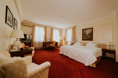 Suite, 1 Double Bed | Living room | LED TV