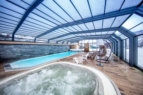 Indoor pool, sun loungers