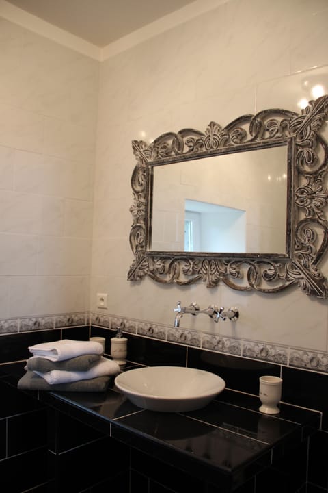 Family Room, Multiple Beds | Bathroom sink