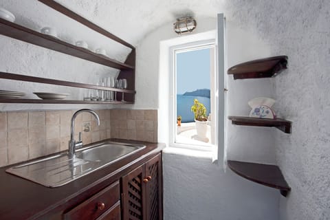 Superior Cave Suite with Hot Tub & Caldera View | Private kitchenette | Mini-fridge, coffee/tea maker, electric kettle