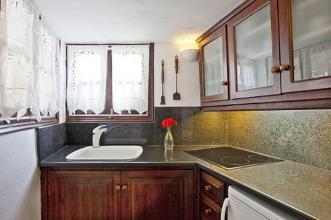 Grand Cave Suite with Hot Tub & Caldera View | Private kitchenette | Mini-fridge, coffee/tea maker, electric kettle