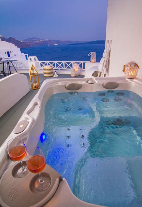 Superior Suite with Hot Tub and Caldera View | Jetted tub