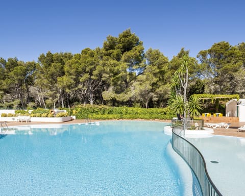 Seasonal outdoor pool, pool umbrellas, sun loungers