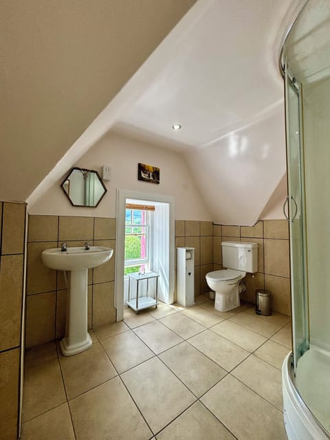 Double Room (Top Floor) | Bathroom | Shower, free toiletries, hair dryer, slippers