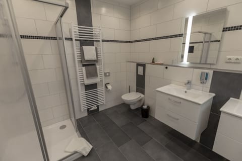 Comfort Double Room | Bathroom | Shower, hair dryer, towels