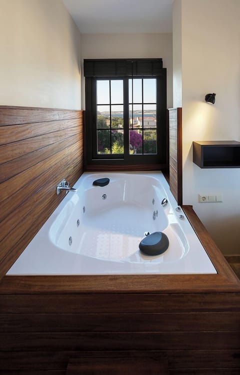 JAKUZILI ODA yuvarlak yatakli | In-room safe, travel crib, free WiFi, bed sheets