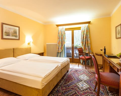 Double Room, Balcony | Minibar, iron/ironing board, free WiFi, bed sheets