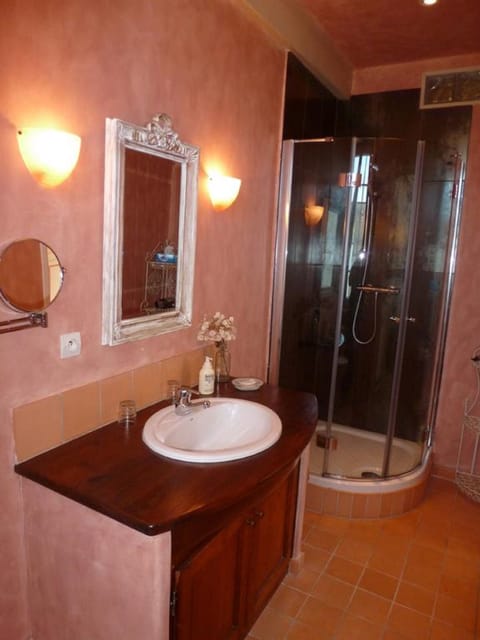 Standard Double Room | Bathroom sink
