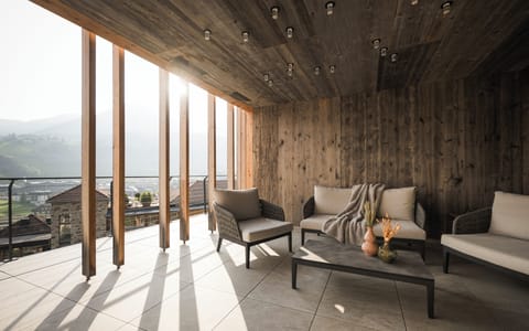 Couples treatment rooms, sauna, hot tub, steam room, body treatments