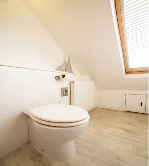 Basic Single Room, 1 Twin Bed (Shared) | Bathroom | Free toiletries, towels, toilet paper