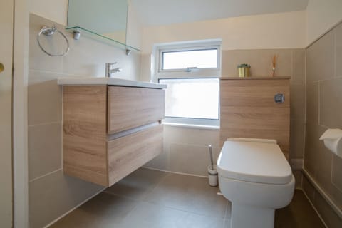 Standard Double Room, 1 Double Bed | Bathroom | Free toiletries, towels, toilet paper