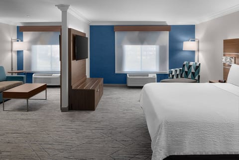 Suite, 1 King Bed | In-room safe, desk, blackout drapes, iron/ironing board