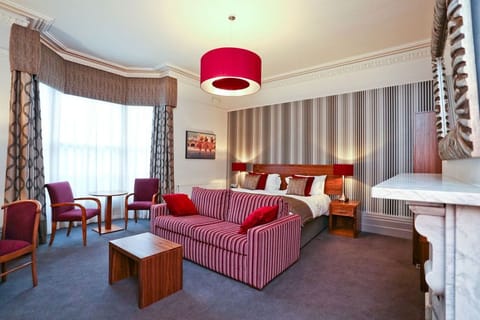 Junior Suite | Hypo-allergenic bedding, in-room safe, individually decorated