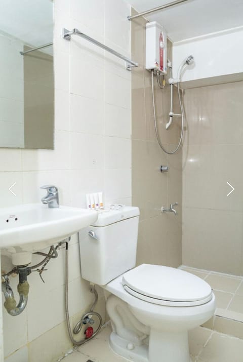 Standard Single Room | Bathroom | Shower, bidet, towels, soap