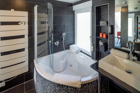 Deluxe Double Room (Bain Spa) | Bathroom | Free toiletries, hair dryer, bathrobes, slippers