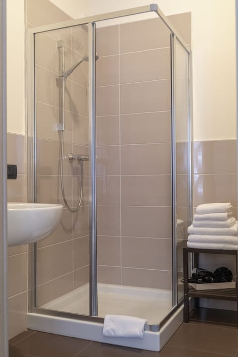 Classic Triple Room, Multiple Beds, City View | Bathroom | Shower, free toiletries, hair dryer, bidet