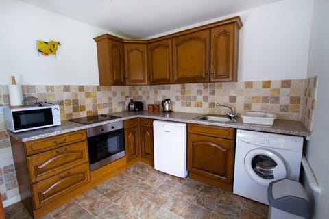 Stable Cottage | Private kitchen | Full-size fridge, microwave, oven, stovetop