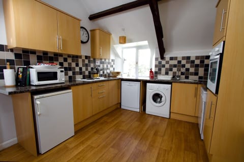 Swallow Cottage | Private kitchen | Full-size fridge, microwave, oven, stovetop