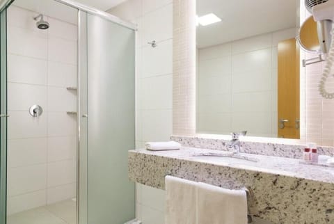 Deluxe Room | Bathroom | Shower, free toiletries, hair dryer, towels