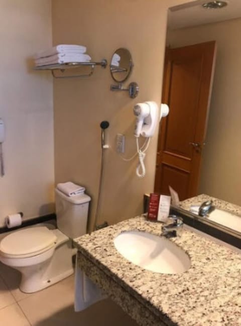 Standard Twin Room | Bathroom | Shower, free toiletries, hair dryer, towels