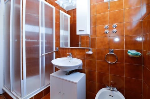 Standard Apartment, 1 Bedroom (0135) | Bathroom | Shower, hair dryer, towels