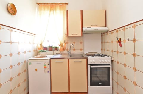 Standard Studio, 2 Bedrooms (725/1693) | Private kitchen | Fridge, microwave, oven, stovetop