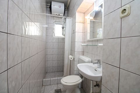 Standard Apartment, 2 Bedrooms (847/2002) | Bathroom | Shower, hair dryer, towels