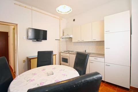 Standard Apartment, 2 Bedrooms (847/2003) | Private kitchen | Fridge, stovetop, coffee/tea maker, electric kettle