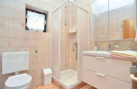 Standard Double Room, 1 Bedroom (959/17606) | Bathroom | Shower, towels