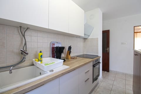 Standard Apartment, 4 Bedrooms (1198/11014) | Private kitchen | Fridge, oven, stovetop, coffee/tea maker