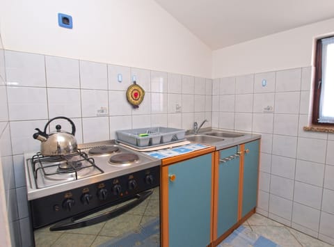 Standard Apartment, 2 Bedrooms (1334/12593) | Private kitchen | Fridge, microwave, oven, stovetop