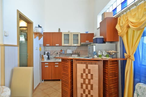 Standard Studio, 1 Bedroom (0333) | Private kitchen | Fridge, oven, stovetop, coffee/tea maker