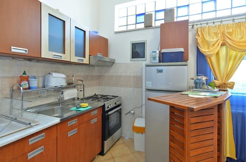 Standard Studio, 1 Bedroom (0333) | Private kitchen | Fridge, oven, stovetop, coffee/tea maker