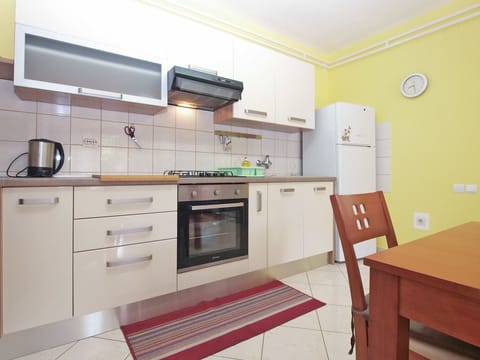 Standard Apartment, 3 Bedrooms (1623/16703) | Private kitchen | Fridge, electric kettle