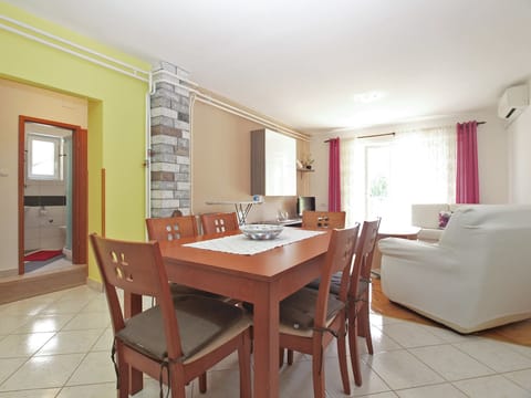 Standard Apartment, 3 Bedrooms (1623/16703) | In-room dining