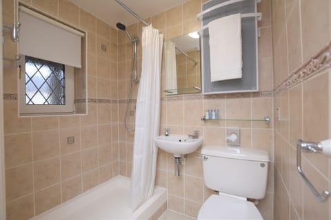 The Dexter Standard Double or Twin Room, 1 Super King Bed | Bathroom | Free toiletries, hair dryer, slippers, towels