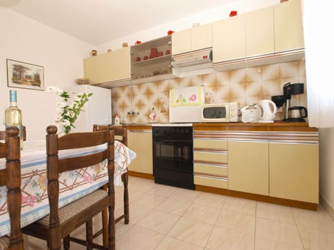 Standard Apartment, 2 Bedrooms (1644/16953) | Private kitchen | Fridge, microwave, coffee/tea maker, electric kettle