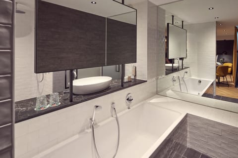 Executive Room | Bathroom | Eco-friendly toiletries, hair dryer, slippers, towels